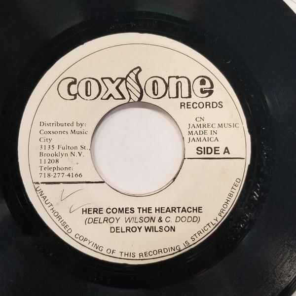 7-дюймовая пластинка DELROY WILSON - Here Comes The Heartache НИКАКОЙ Coxsone Records Ямайка Регги, Ска и Даб Б/У
7-дюймовая пластинка DELROY WILSON - Here Comes The Heartache НИКАКОЙ Coxsone Records Ямайка Регги, Ска и Даб Б/У