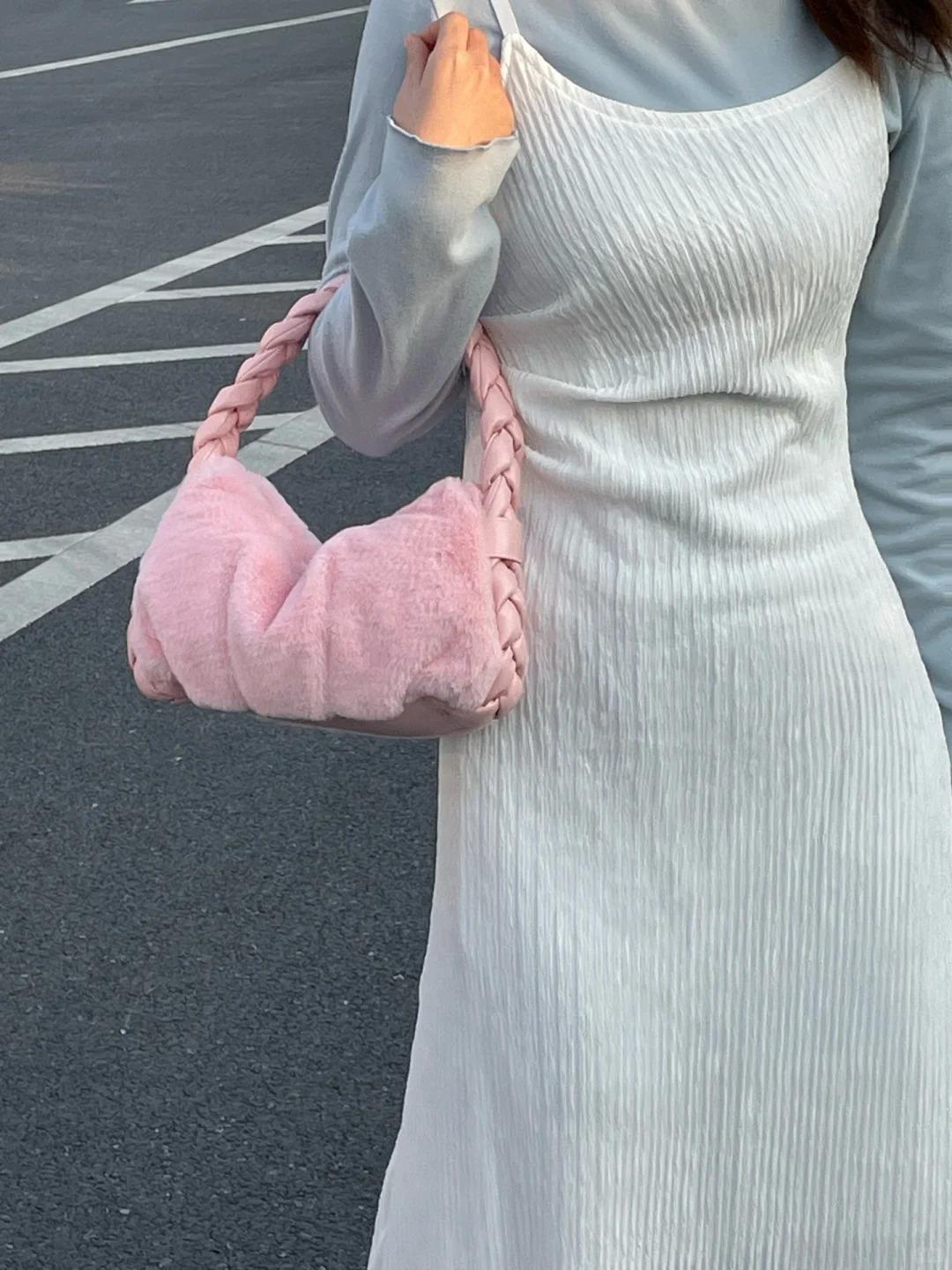 Braided armpit bag niche fluffy bag handbag women s new versatile high-end plush shoulder bag diagonal span рожевий
Braided armpit bag niche fluffy bag handbag women s new versatile high-end plush shoulder bag diagonal span рожевий