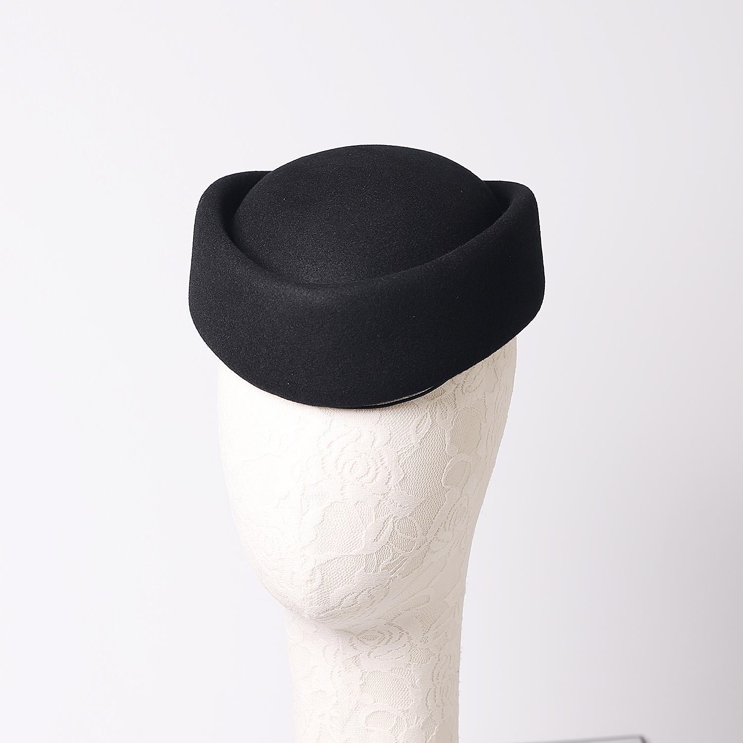 Вовняні фетрові капелюшки-таблетки для жінок Вінтажні 60-ті Федора Церковні капелюхи Коктейльні капелюхи Стюардеси Капелюхи Дербі з гребінцем чорний
Вовняні фетрові капелюшки-таблетки для жінок Вінтажні 60-ті Федора Церковні капелюхи Коктейльні капелюхи Стюардеси Капелюхи Дербі з гребінцем чорний