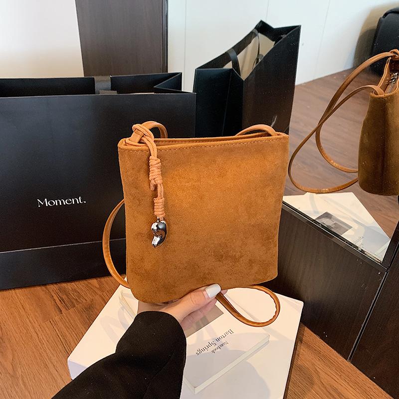 New fashion niche bucket bag commuter women s shoulder bag handbag high-end oblique span bag women
New fashion niche bucket bag commuter women s shoulder bag handbag high-end oblique span bag women