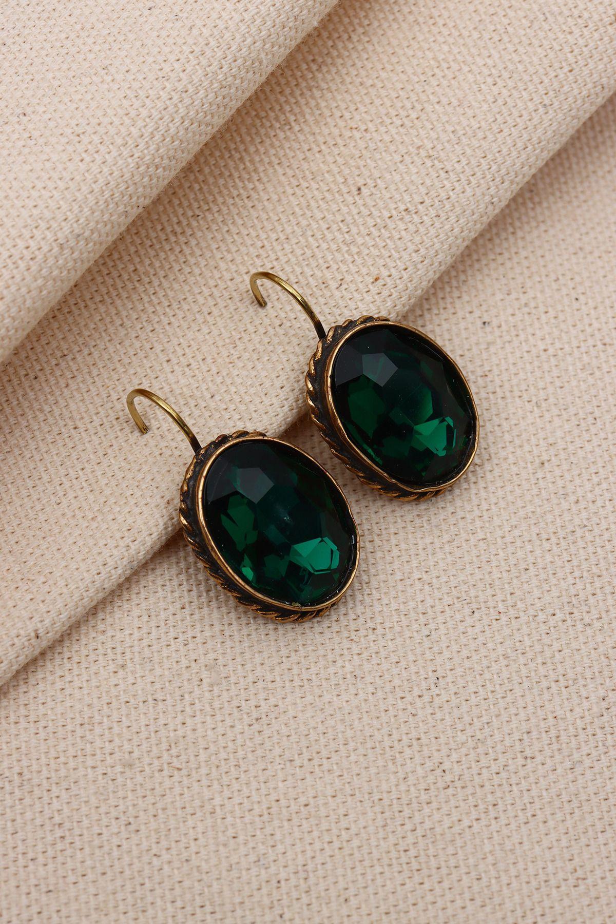 Настоящие серьги с крупными зелеными камнями
Настоящие серьги с крупными зелеными камнями