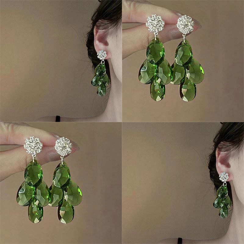 Silver Needle Diamond & Emerald Crystal Water Drop Tassel Earrings - Light Luxury, Exquisite Retro Style.
Silver Needle Diamond & Emerald Crystal Water Drop Tassel Earrings - Light Luxury, Exquisite Retro Style.
