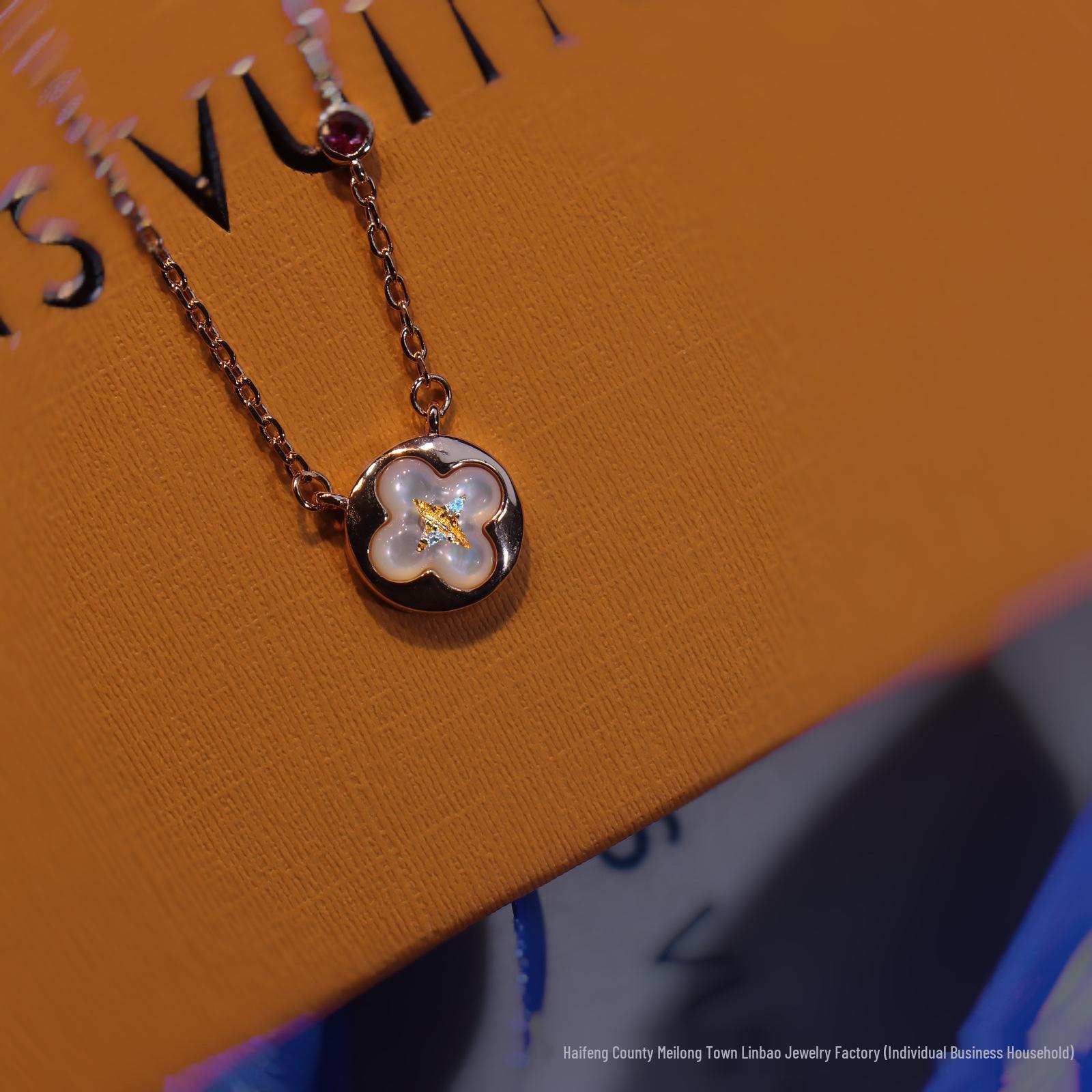 Elegant Rose Gold Four-Leaf Clover Donkey Necklace for Women Gold Plated
Elegant Rose Gold Four-Leaf Clover Donkey Necklace for Women Gold Plated