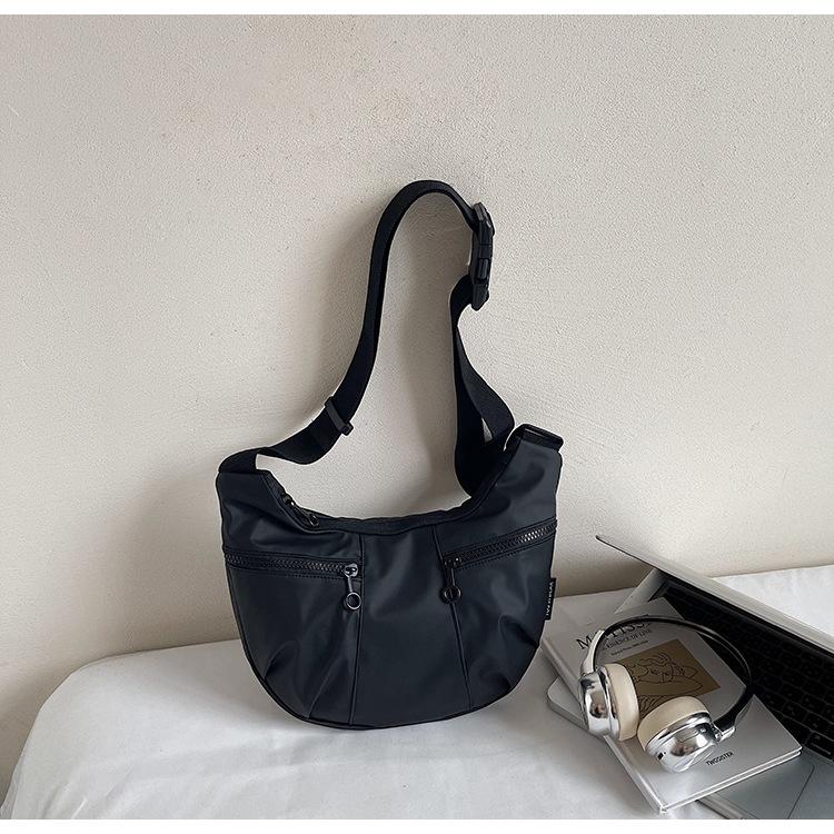 Нишевая сумка-пельмень для отдыха и спорта женская 2025 новая модная легкая вместительная сумка-мессенджер простая通勤ная тканевая сумка
Нишевая сумка-пельмень для отдыха и спорта женская 2025 новая модная легкая вместительная сумка-мессенджер простая通勤ная тканевая сумка