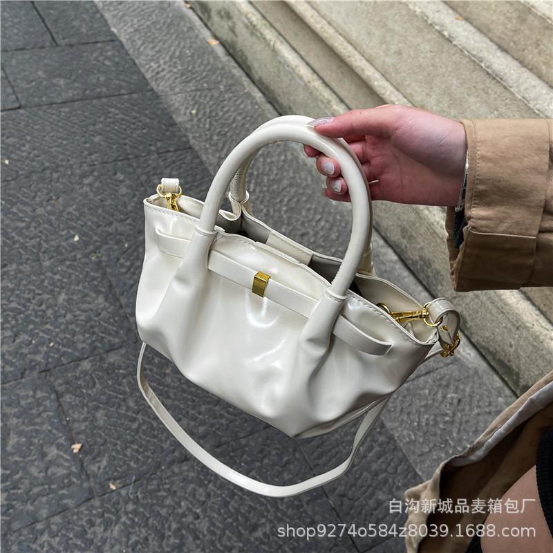 Portable pleated bucket bag women s 2025 winter new simple casual shoulder messenger bag feeling trendy versatile women s bag білий
Portable pleated bucket bag women s 2025 winter new simple casual shoulder messenger bag feeling trendy versatile women s bag білий