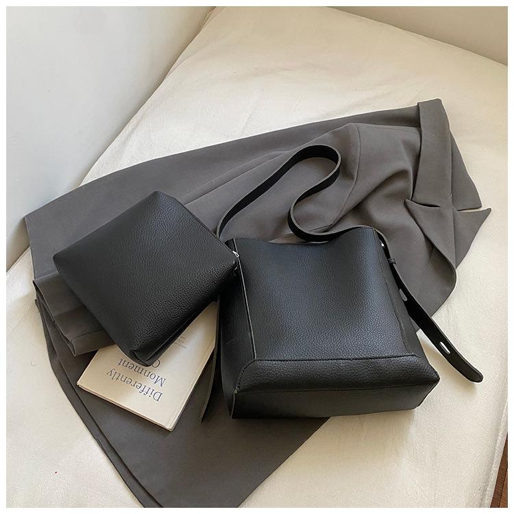 Premium texture large-capacity bucket bag women s 2025 new fashion tote bag casual versatile shoulder messenger bag чорний
Premium texture large-capacity bucket bag women s 2025 new fashion tote bag casual versatile shoulder messenger bag чорний