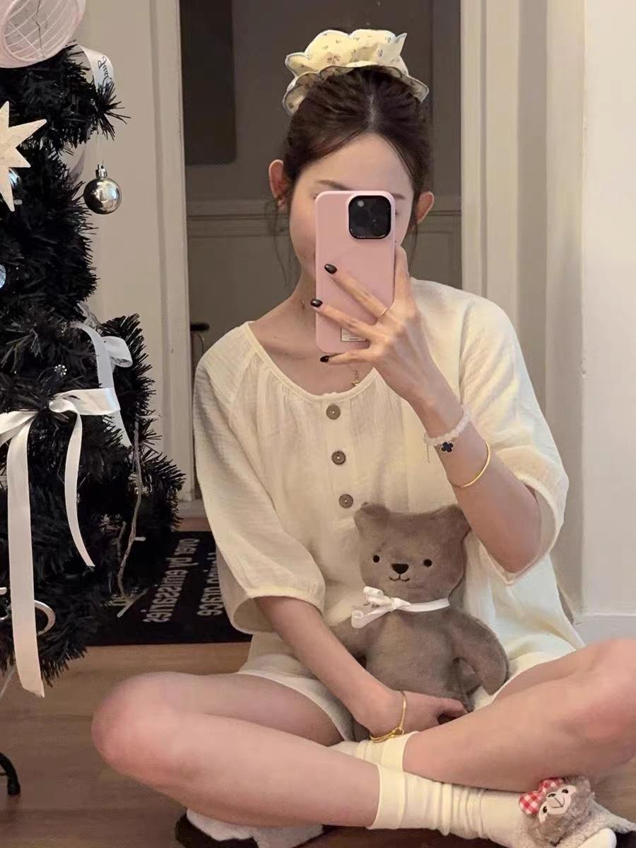 Korean simple ins style pajamas women s summer round neck short-sleeved shorts set students can wear loungewear outside S
Korean simple ins style pajamas women s summer round neck short-sleeved shorts set students can wear loungewear outside S