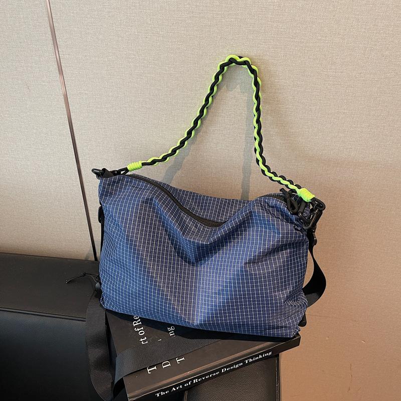 Casual Plaid Waterproof Fabric Single Shoulder Bag Travel Lightweight Women s Bag Versatile Crossbody Bag CLE 38x8x25cm синій
Casual Plaid Waterproof Fabric Single Shoulder Bag Travel Lightweight Women s Bag Versatile Crossbody Bag CLE 38x8x25cm синій