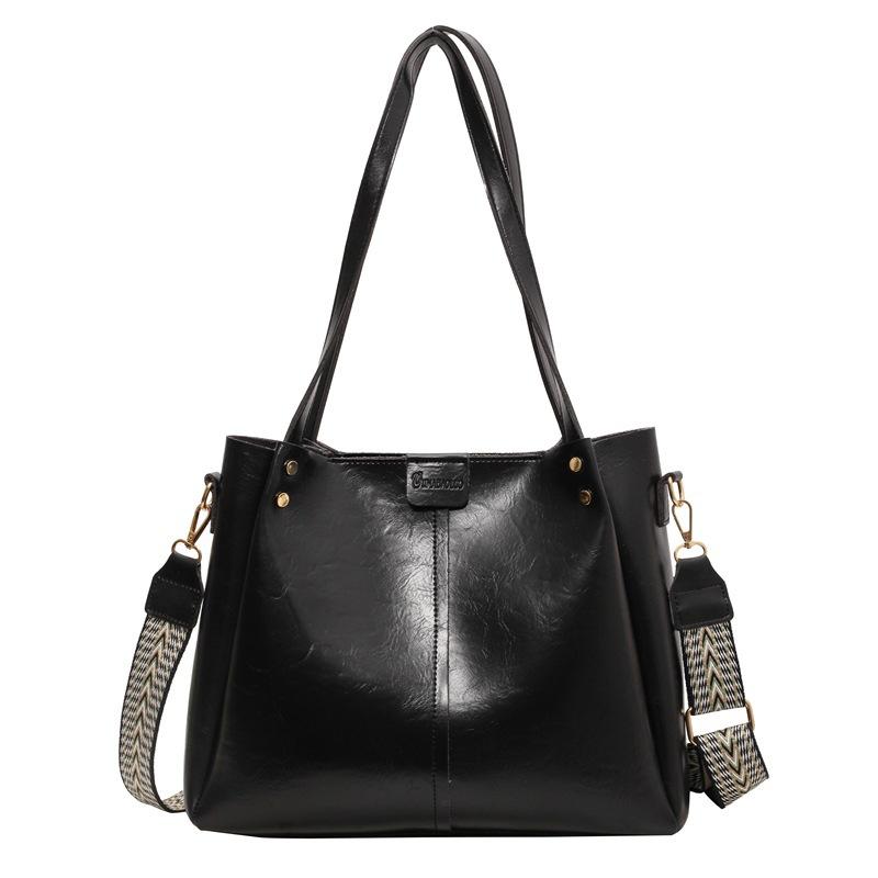 Commuter splicing oily leather underarm women s bag 2025 winter new retro fashion tote bag large capacity shoulder bag чёрный
Commuter splicing oily leather underarm women s bag 2025 winter new retro fashion tote bag large capacity shoulder bag чёрный