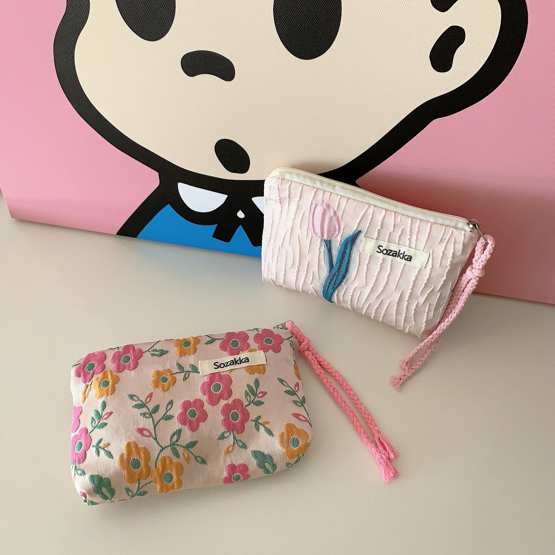 Kawaii цветочный дорожный кошелек для монет, губная помада, маленькая косметичка для хранения, милые женские сумки для макияжа, кошелек-органайзер, сумки для карт
Kawaii цветочный дорожный кошелек для монет, губная помада, маленькая косметичка для хранения, милые женские сумки для макияжа, кошелек-органайзер, сумки для карт