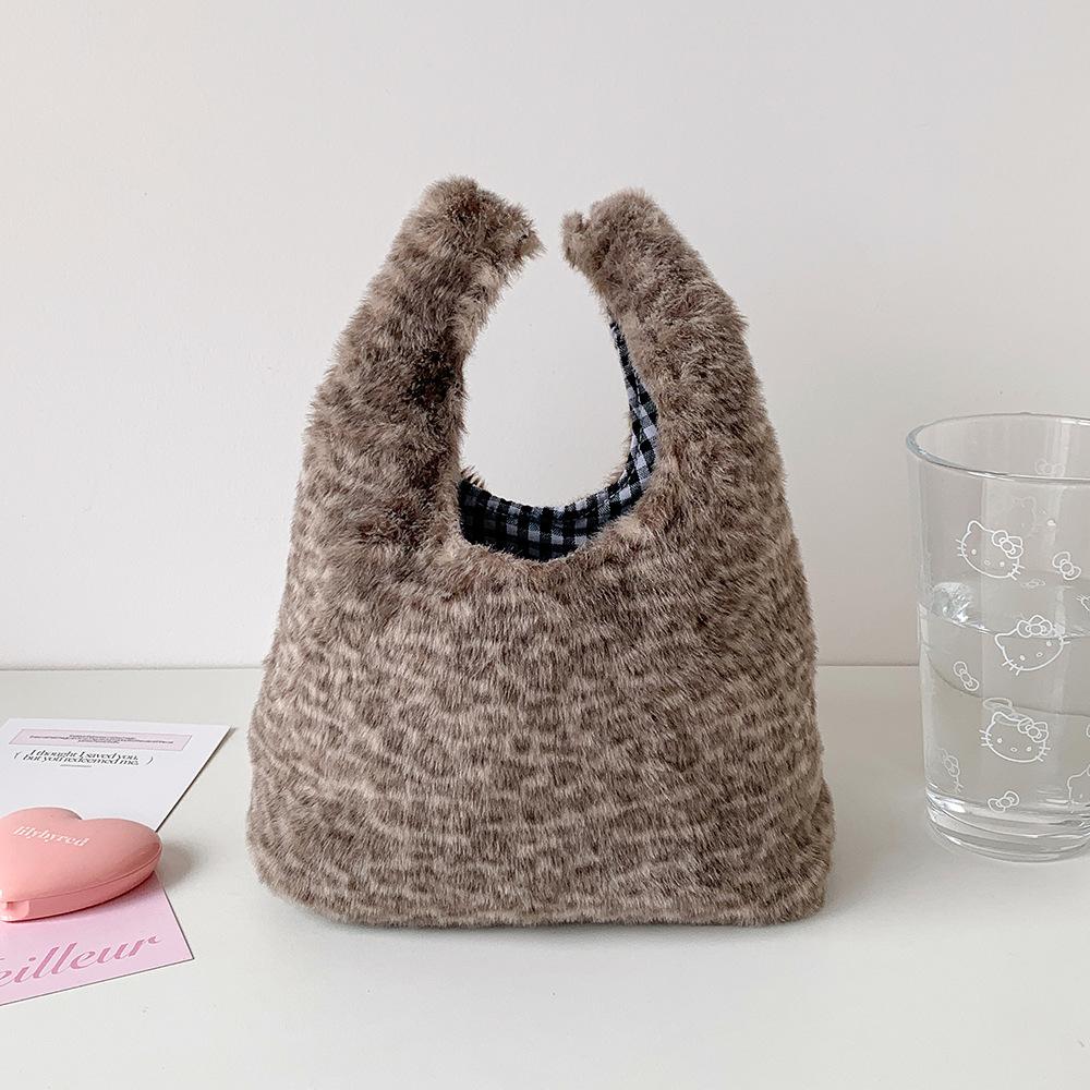 Korean ins leopard print handbag, new plush bag, wrist bag, miscellaneous storage bag, portable cosmetics storage bag коричневий
Korean ins leopard print handbag, new plush bag, wrist bag, miscellaneous storage bag, portable cosmetics storage bag коричневий