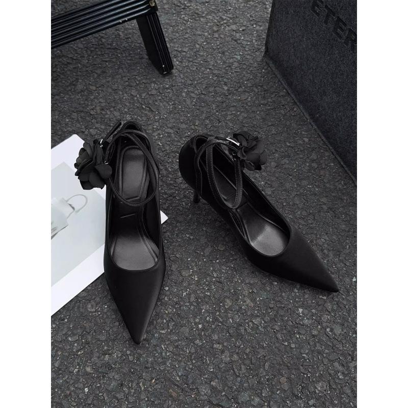 French flower personalized silver high heels women s 2025 autumn new versatile stiletto pointed one-word buckle strap single shoes 40
French flower personalized silver high heels women s 2025 autumn new versatile stiletto pointed one-word buckle strap single shoes 40