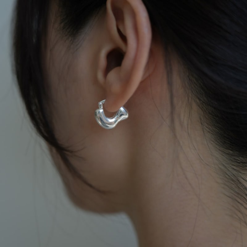 youngglow silver925 arte earrings (2color) Silver
youngglow silver925 arte earrings (2color) Silver