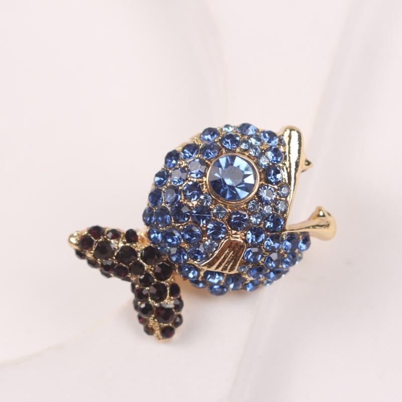 Брошь из серии «Морская жизнь» Tide Cute Fish Metal Badge Персонализированные аксессуары Badge
Брошь из серии «Морская жизнь» Tide Cute Fish Metal Badge Персонализированные аксессуары Badge