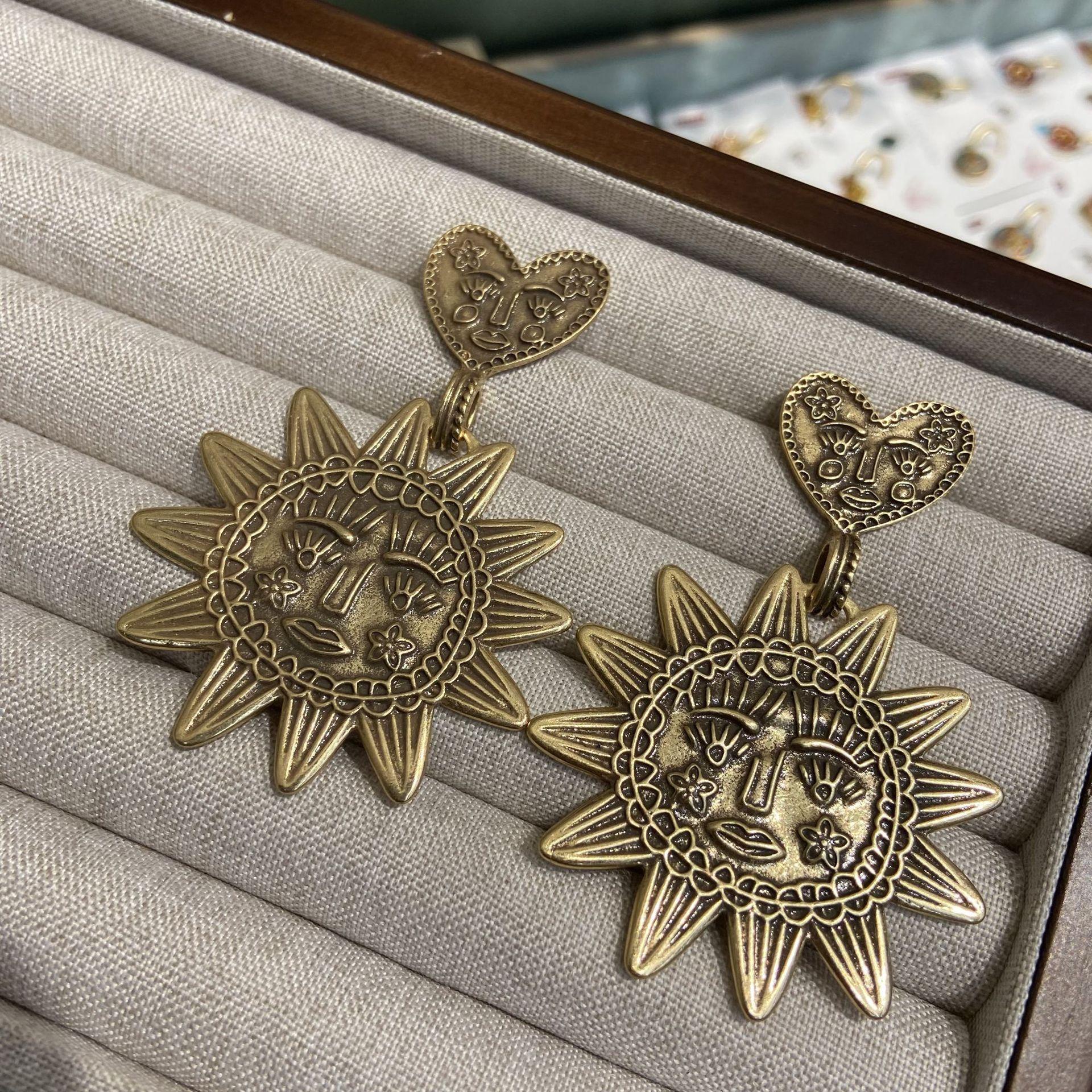 Новые ретро элегантные золотые серьги-подвески в виде подсолнуха легкие роскошные классические серьги-сердечки в виде цветка
Новые ретро элегантные золотые серьги-подвески в виде подсолнуха легкие роскошные классические серьги-сердечки в виде цветка