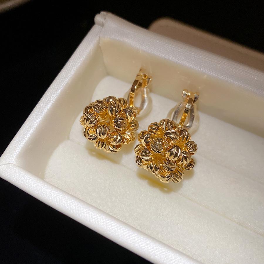 K real gold electroplated round flower cluster ear clips, simple and fashionable earrings, light luxury, high-end earrings, design sense niche
K real gold electroplated round flower cluster ear clips, simple and fashionable earrings, light luxury, high-end earrings, design sense niche