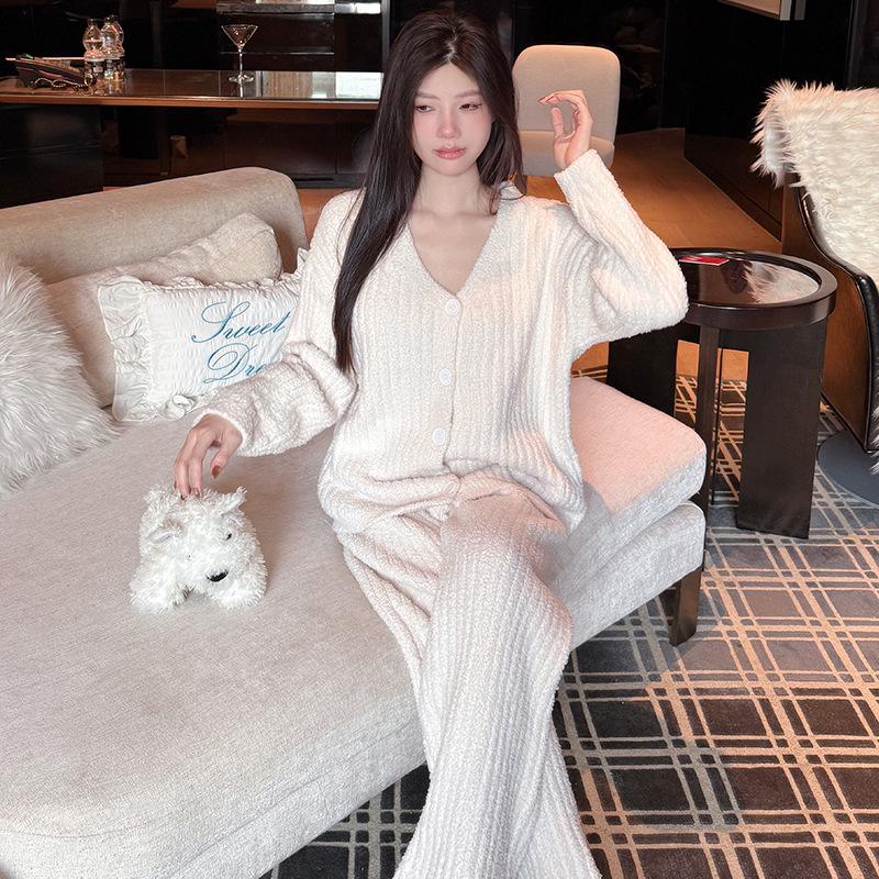 Женский кардиган из полубархатного трикотажа в корейском стиле на осень/зиму 2025 - Шикарный и модный One Size (90-160)
Женский кардиган из полубархатного трикотажа в корейском стиле на осень/зиму 2025 - Шикарный и модный One Size (90-160)