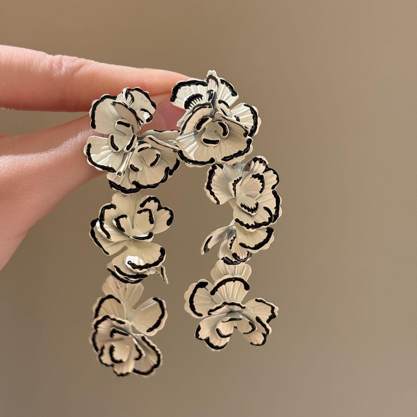 European and American three-dimensional paint flower fringed earrings stud earrings
European and American three-dimensional paint flower fringed earrings stud earrings