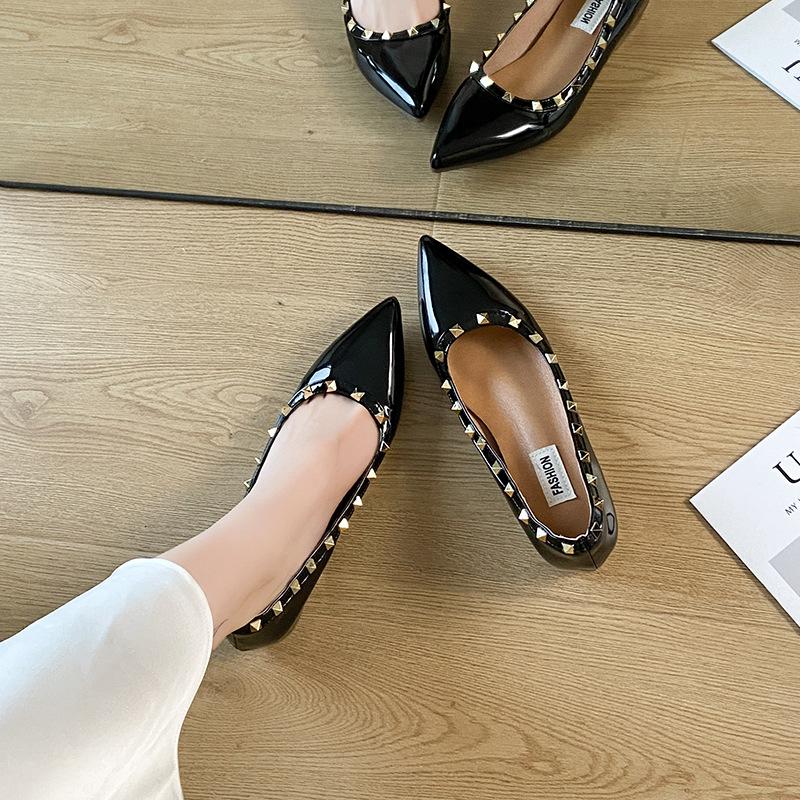 Temperament pointed single shoes spring 2025 patent leather rivets gentle shallow mouth flat bottom fashion ladle shoes 40 тілесний
Temperament pointed single shoes spring 2025 patent leather rivets gentle shallow mouth flat bottom fashion ladle shoes 40 тілесний