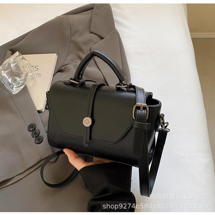 High-end fashion handbag women s 2025 new versatile retro small square bag niche design shoulder armpit bag
High-end fashion handbag women s 2025 new versatile retro small square bag niche design shoulder armpit bag