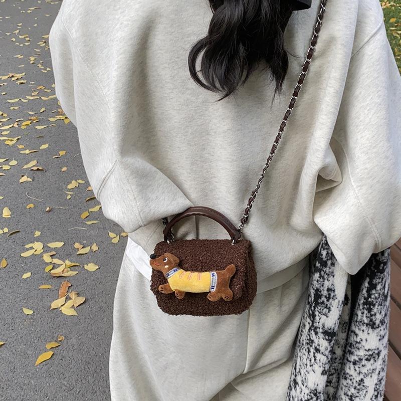 Новые женские сумки, нишевые маленькие квадратные сумки Mao Mao. кофейный
Новые женские сумки, нишевые маленькие квадратные сумки Mao Mao. кофейный