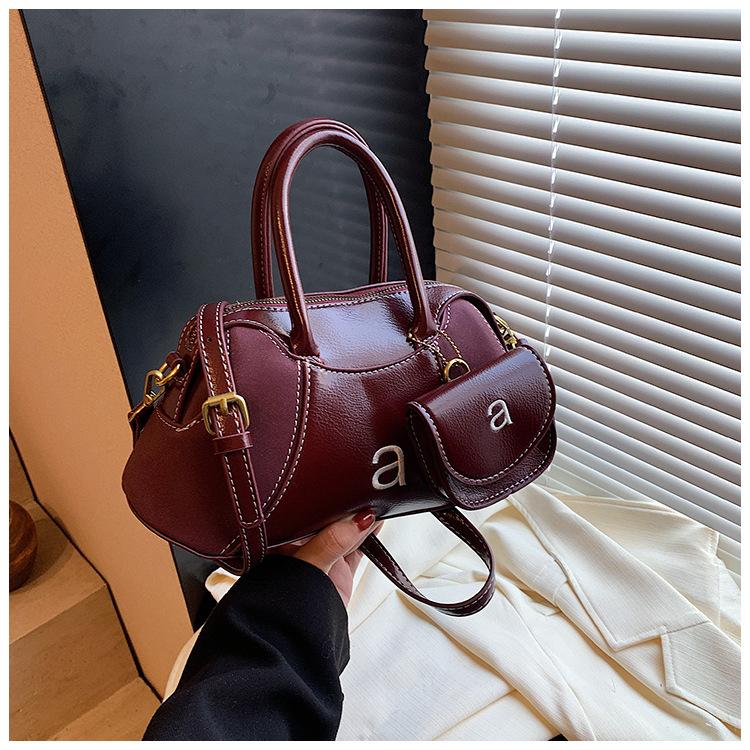 Niche bag women s large-capacity new autumn and winter matte retro messenger bag portable pillow bag бордовый
Niche bag women s large-capacity new autumn and winter matte retro messenger bag portable pillow bag бордовый