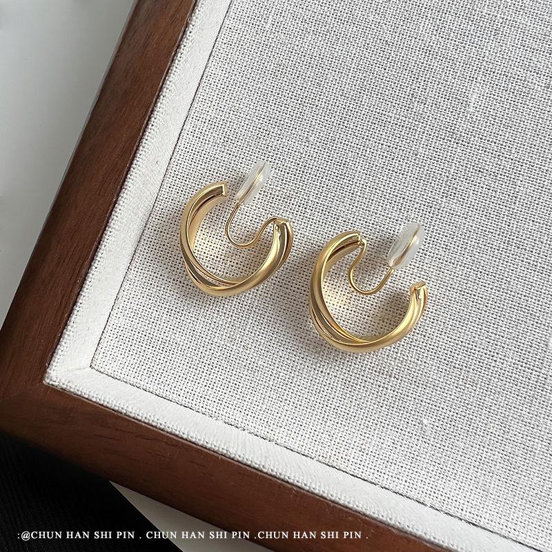 Gold twist metal mosquito coil plate earrings, women s light luxury temperament circles, high-end earrings, niche, no ear clips.
Gold twist metal mosquito coil plate earrings, women s light luxury temperament circles, high-end earrings, niche, no ear clips.