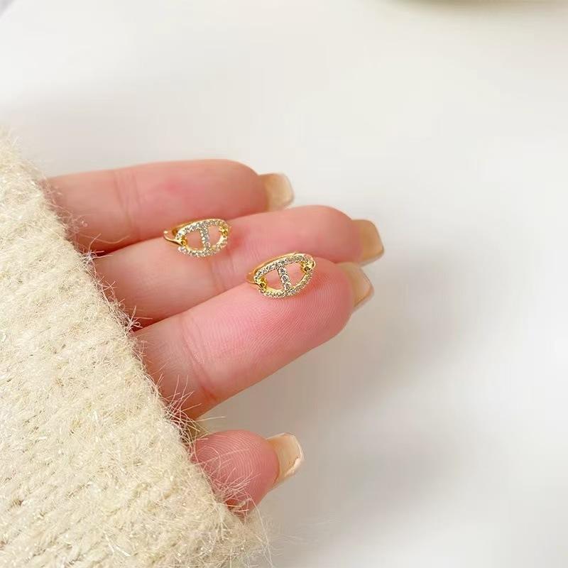 Female Delicate Niche Pig Nose Earrings 1 pair of earrings
Female Delicate Niche Pig Nose Earrings 1 pair of earrings