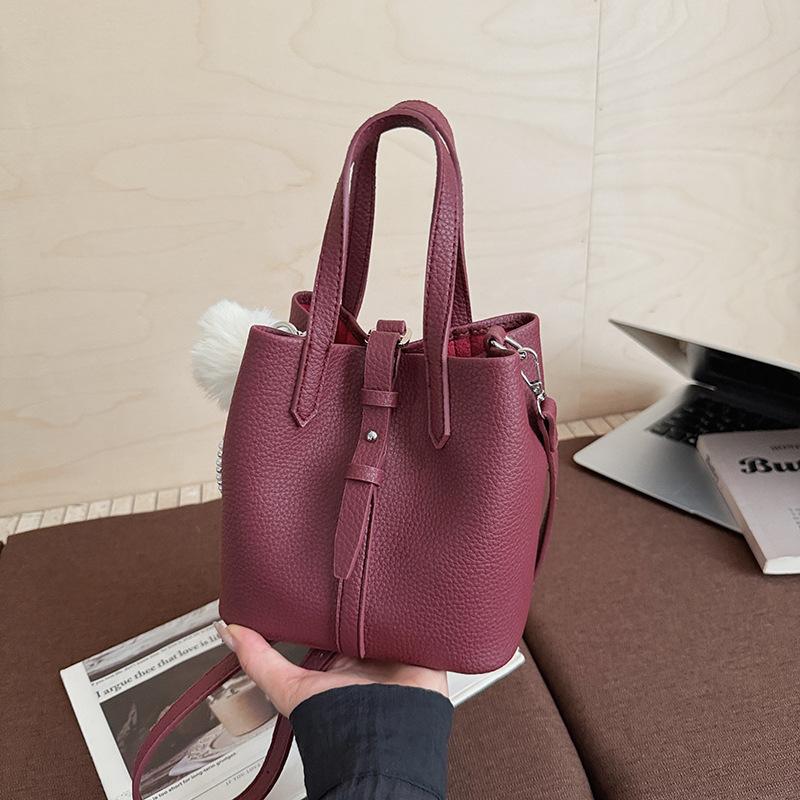 Niche vegetable basket bag portable bucket bag 2025 autumn and winter new women s bag fashionable retro shoulder messenger bag No pendant червоний
Niche vegetable basket bag portable bucket bag 2025 autumn and winter new women s bag fashionable retro shoulder messenger bag No pendant червоний