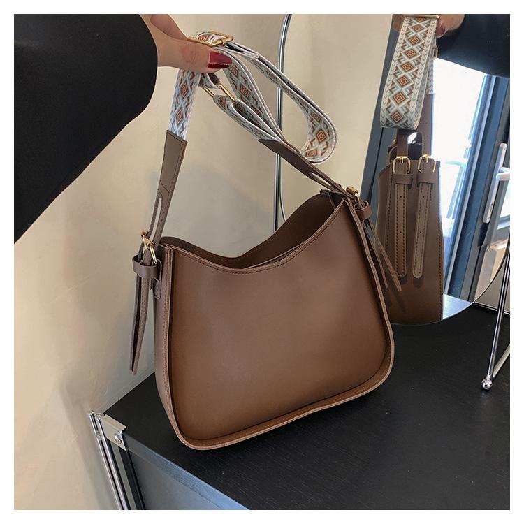 Вінтажна сумка-тоут жіноча 2024 осінь нова модна повсякденна під пахву жіноча сумка великої місткості з широким плечовим ременем для поїздок коричневий
Вінтажна сумка-тоут жіноча 2024 осінь нова модна повсякденна під пахву жіноча сумка великої місткості з широким плечовим ременем для поїздок коричневий