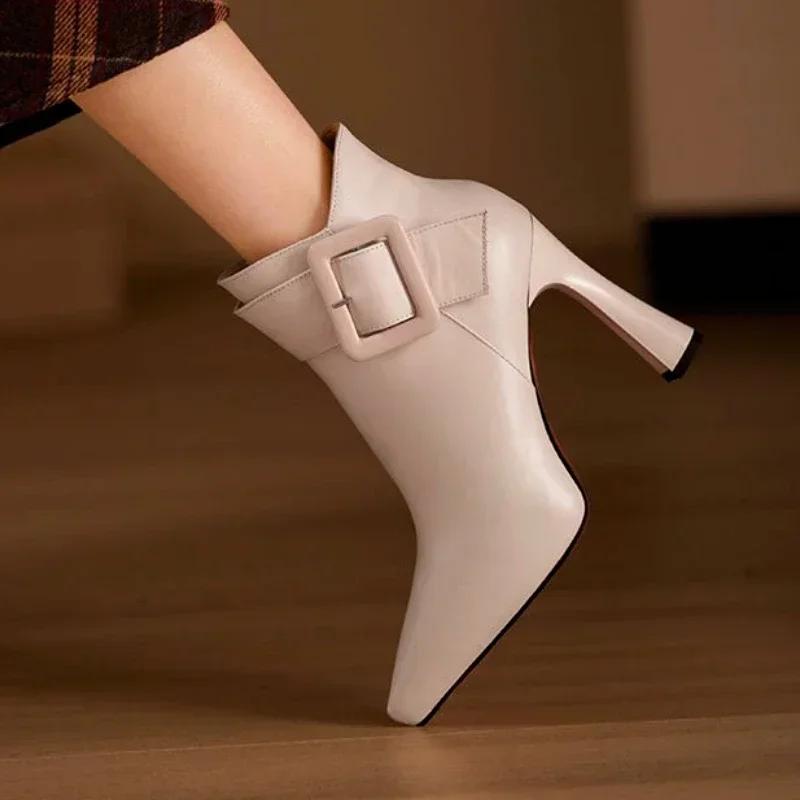 Мода 2024 года, модная женская обувь, женские ботинки с боковой молнией, зимние, с острым носком, однотонные, сексуальные, короткие, на шпильках или тонких каблуках 43
Мода 2024 года, модная женская обувь, женские ботинки с боковой молнией, зимние, с острым носком, однотонные, сексуальные, короткие, на шпильках или тонких каблуках 43