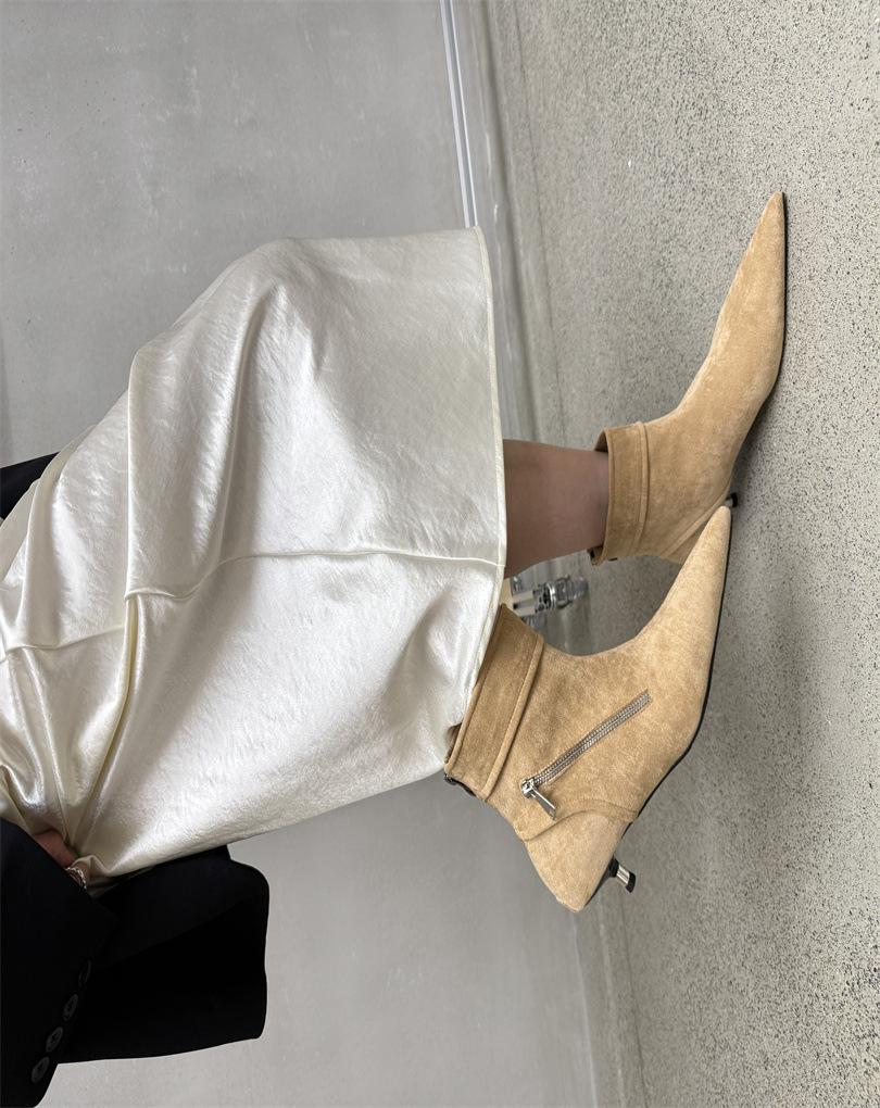 Simple V-shaped short boots 2025 autumn and winter new women s boots European and American style pointed heel fashion versatile suede fashion boots 39 абрикосовий
Simple V-shaped short boots 2025 autumn and winter new women s boots European and American style pointed heel fashion versatile suede fashion boots 39 абрикосовий