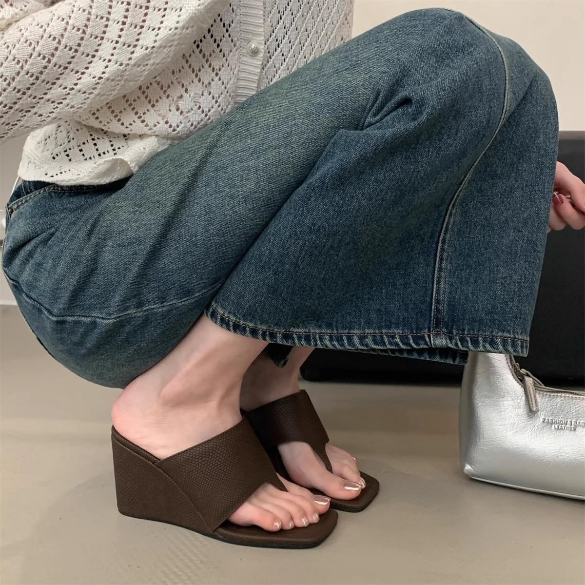 Fashion Spring and Autumn New Style Fashion Slimming Slope Heel Korean Version Bare Toe Flip Flops Cool Slippers Sandals Zapatos Mujer 35 коричневый
Fashion Spring and Autumn New Style Fashion Slimming Slope Heel Korean Version Bare Toe Flip Flops Cool Slippers Sandals Zapatos Mujer 35 коричневый