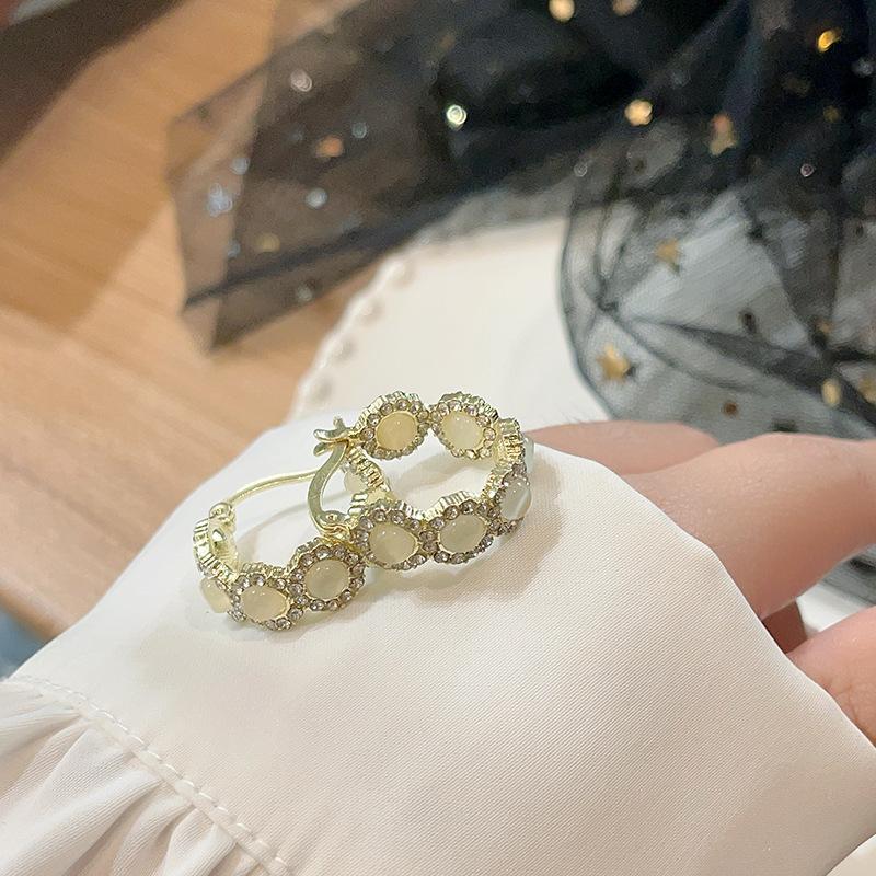 New Fashion Design Red Rose Flower Hoop Earrings for Women Retro Exquisite Party Dangle Earrings Jewelry Accessories Wholesale білий
New Fashion Design Red Rose Flower Hoop Earrings for Women Retro Exquisite Party Dangle Earrings Jewelry Accessories Wholesale білий