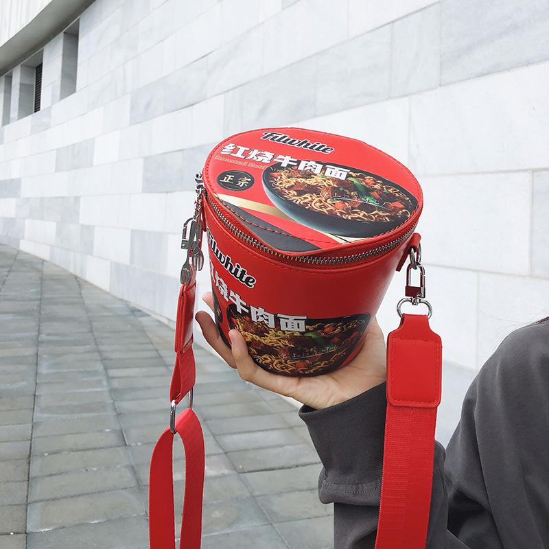 Персоналізована та креативна сумка-миска для локшини швидкого приготування жіноча 2025 новий модний тренд широкий плечовий ремінь кросбоді плечова сумка-циліндр з PU фіолетовий
Персоналізована та креативна сумка-миска для локшини швидкого приготування жіноча 2025 новий модний тренд широкий плечовий ремінь кросбоді плечова сумка-циліндр з PU фіолетовий