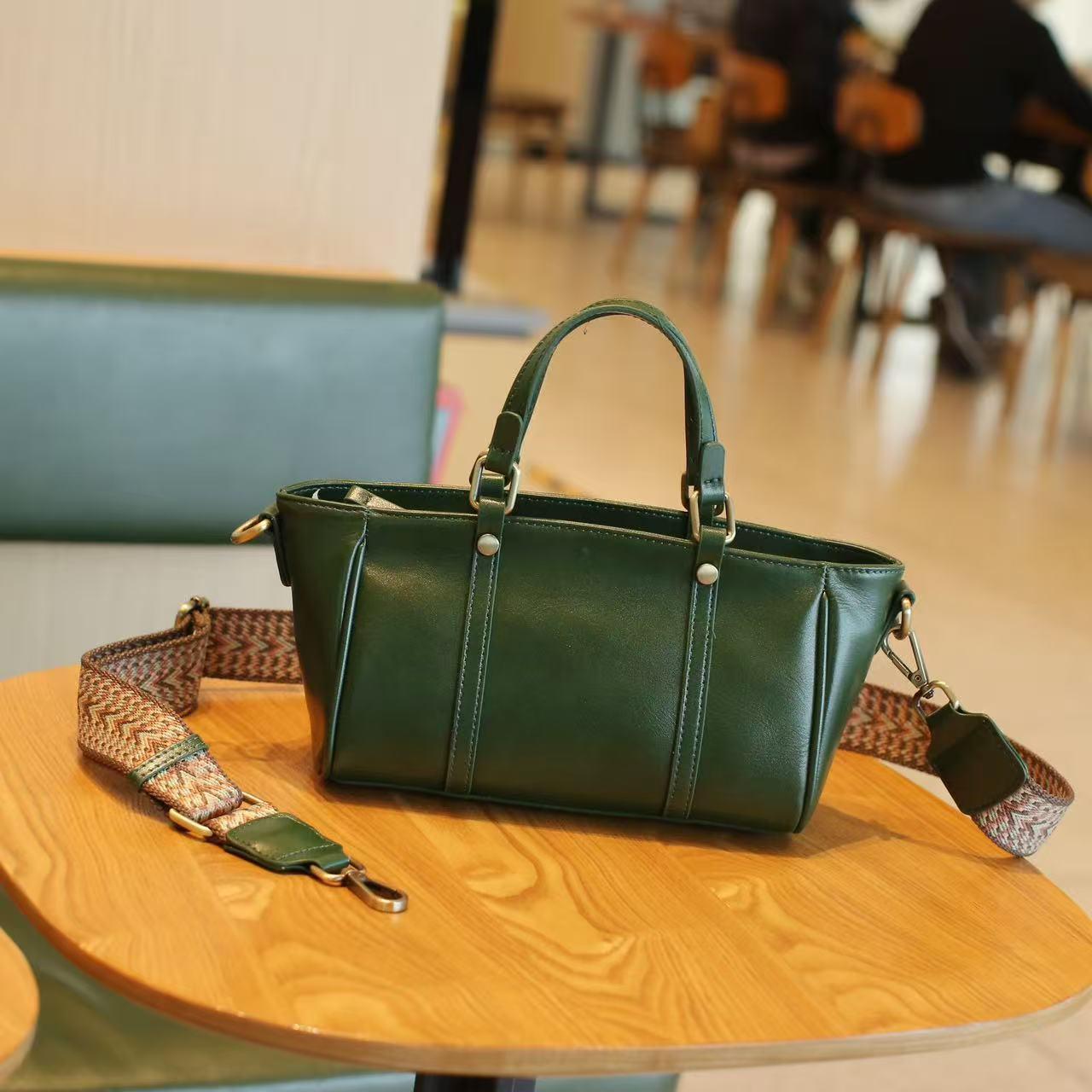 Vintage Women s Top-Grain Cowhide Leather Shoulder Crossbody Tote 23cm Length, 11cm Width, 15cm Height зелений
Vintage Women s Top-Grain Cowhide Leather Shoulder Crossbody Tote 23cm Length, 11cm Width, 15cm Height зелений