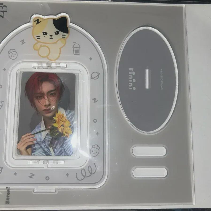 Zerobaseone Zerony Popup Store Linini Poca Acrylic Stand
Zerobaseone Zerony Popup Store Linini Poca Acrylic Stand