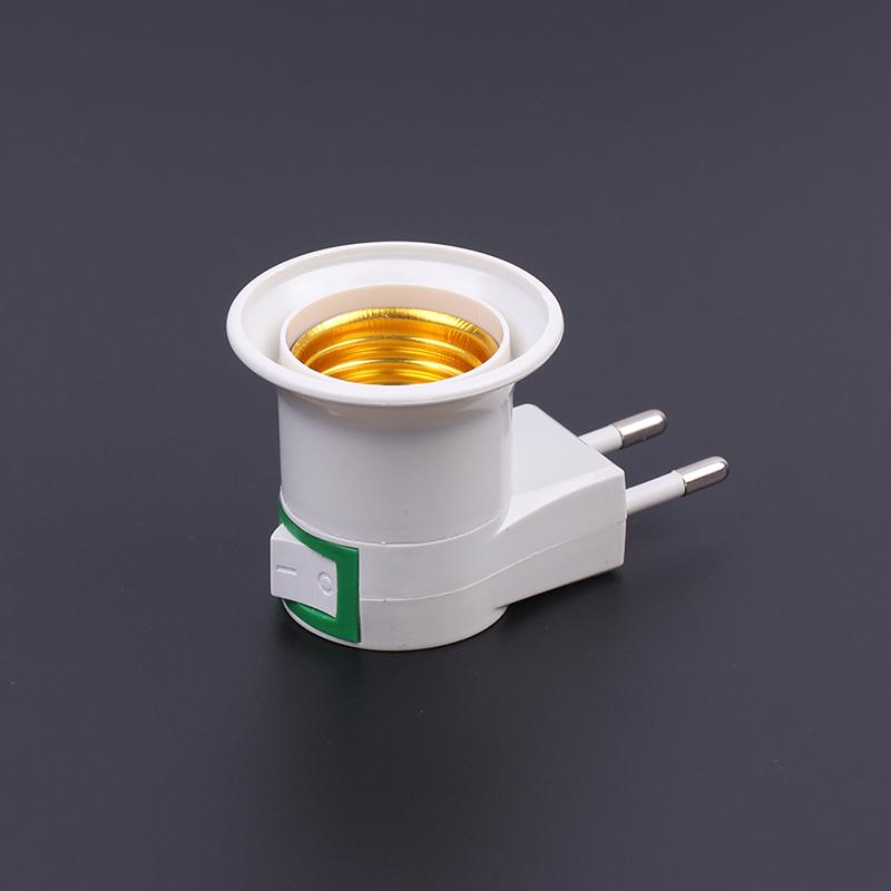 Светодиодная энергосберегающая лампа. Винтовой патрон лампы. Белый держатель E27. Розетка адаптера европейского стандарта. 
Светодиодная энергосберегающая лампа. Винтовой патрон лампы. Белый держатель E27. Розетка адаптера европейского стандарта.