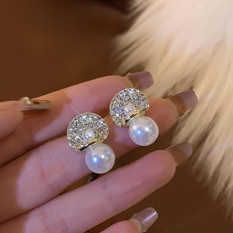 Korean exquisite pearl stud earrings for women s daily commute full of diamond earrings, niche design sense, simple and elegant versatile earrings
Korean exquisite pearl stud earrings for women s daily commute full of diamond earrings, niche design sense, simple and elegant versatile earrings