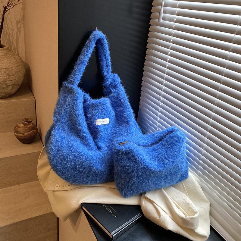 Autumn and winter fashion large-capacity plush bag women s bag 2025 new underarm bag Korean version niche Mao Mao shoulder bag синій
Autumn and winter fashion large-capacity plush bag women s bag 2025 new underarm bag Korean version niche Mao Mao shoulder bag синій