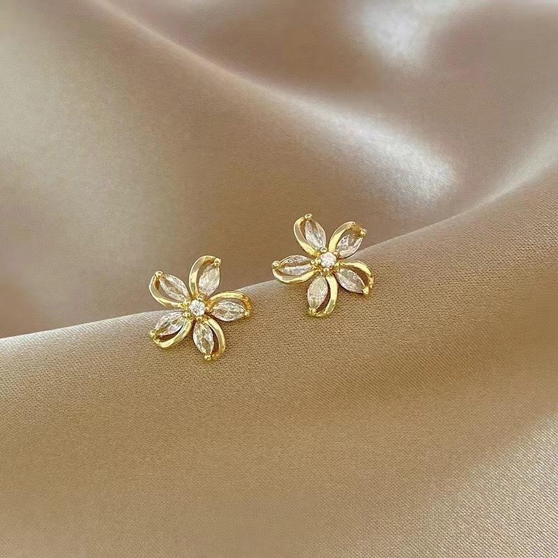 Модные темпераментные цветочные серьги золотой
Модные темпераментные цветочные серьги золотой