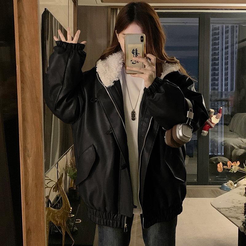 Black PU Leather Hooded Lamb Fur Coat Women Winter Warm Oversized Horn Button Parka S
Black PU Leather Hooded Lamb Fur Coat Women Winter Warm Oversized Horn Button Parka S