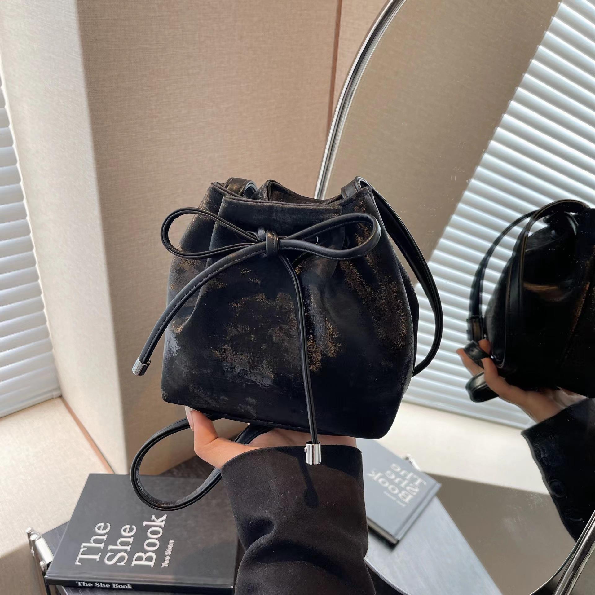 Niche Fashion Портативная сумка-ведро Женская летняя трендовая сумка через плечо в национальном стиле из ткани Повседневная сумка-мессенджер чёрный
Niche Fashion Портативная сумка-ведро Женская летняя трендовая сумка через плечо в национальном стиле из ткани Повседневная сумка-мессенджер чёрный