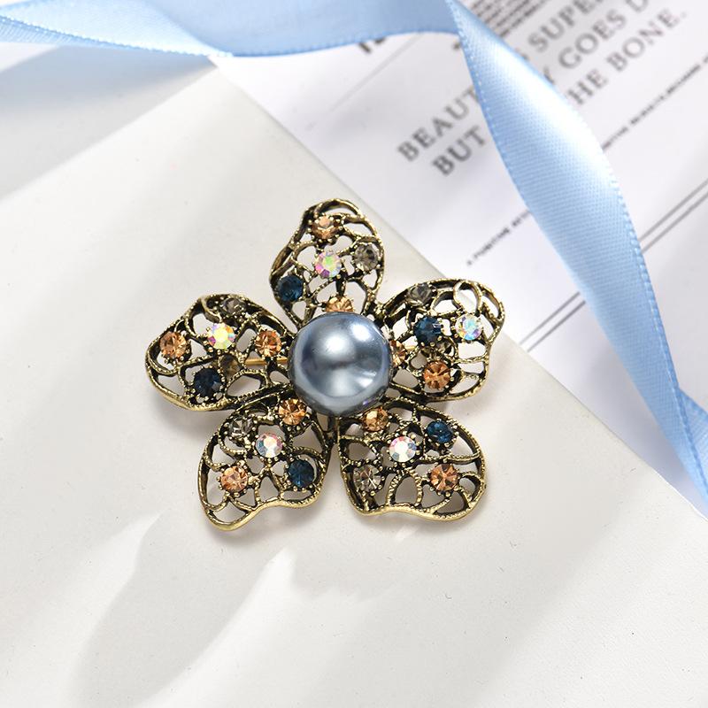 SKEDS 2022 Women Vintage Exquisite Rhinestone Flower Brooches Pins Fashion Classic Corsage Badges Crystal Luxury Party Brooch
SKEDS 2022 Women Vintage Exquisite Rhinestone Flower Brooches Pins Fashion Classic Corsage Badges Crystal Luxury Party Brooch