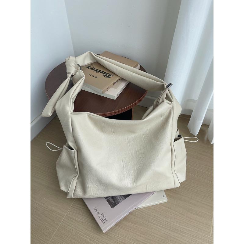 Large capacity tote bag women s autumn and winter knotted retro lazy soft leather texture commuter shoulder messenger bag білий
Large capacity tote bag women s autumn and winter knotted retro lazy soft leather texture commuter shoulder messenger bag білий
