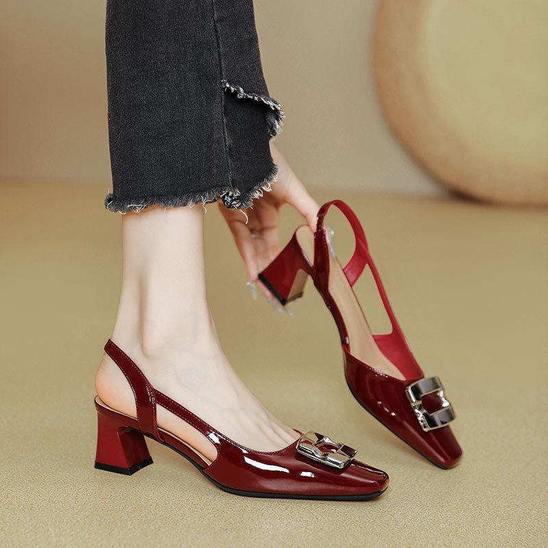 New one-word sandals with bag head women s thick heel square head empty shoes red high heels 40 чорний
New one-word sandals with bag head women s thick heel square head empty shoes red high heels 40 чорний