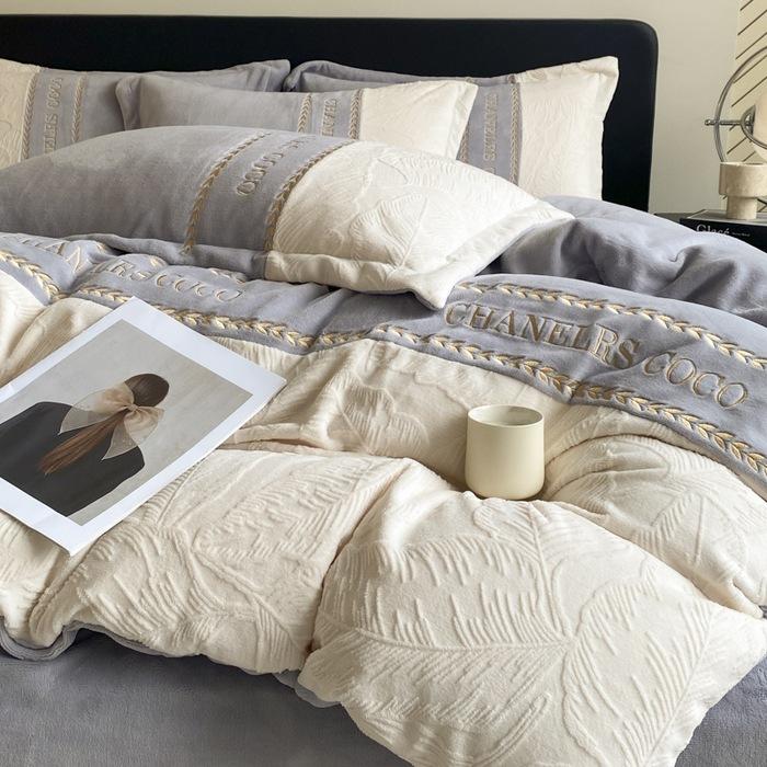 Thickened Milk Fleece Four-Piece Double-Sided Fleece Quilt Cover Solid Color Bed Sheet Mattress Quilt Cover Dormitory Bedding 1.2m sheet 3pcquilt cover 150 * 200cm
Thickened Milk Fleece Four-Piece Double-Sided Fleece Quilt Cover Solid Color Bed Sheet Mattress Quilt Cover Dormitory Bedding 1.2m sheet 3pcquilt cover 150 * 200cm
