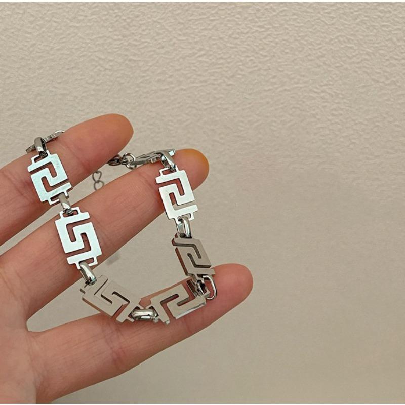 All-titanium Steel Interlocking Necklace for Men - Hip-hop Design, Simple and Stylish, Suitable for Various Outfits. Lockbone Chain. Hand chain: 17 + 5 cm
All-titanium Steel Interlocking Necklace for Men - Hip-hop Design, Simple and Stylish, Suitable for Various Outfits. Lockbone Chain. Hand chain: 17 + 5 cm