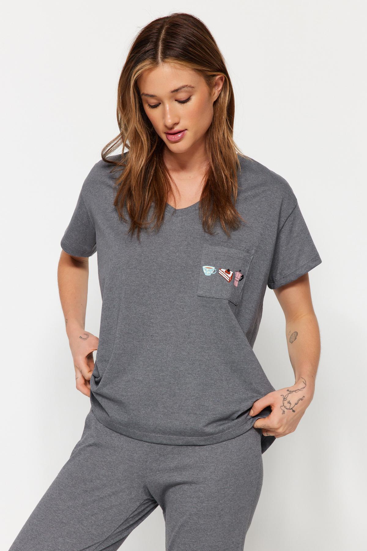 Women s Fashion New Pajama Set Gray 100% Cotton Pocket Printed Wide Fit Tshirt-Pants Knitted Pajama Set M сірий
Women s Fashion New Pajama Set Gray 100% Cotton Pocket Printed Wide Fit Tshirt-Pants Knitted Pajama Set M сірий