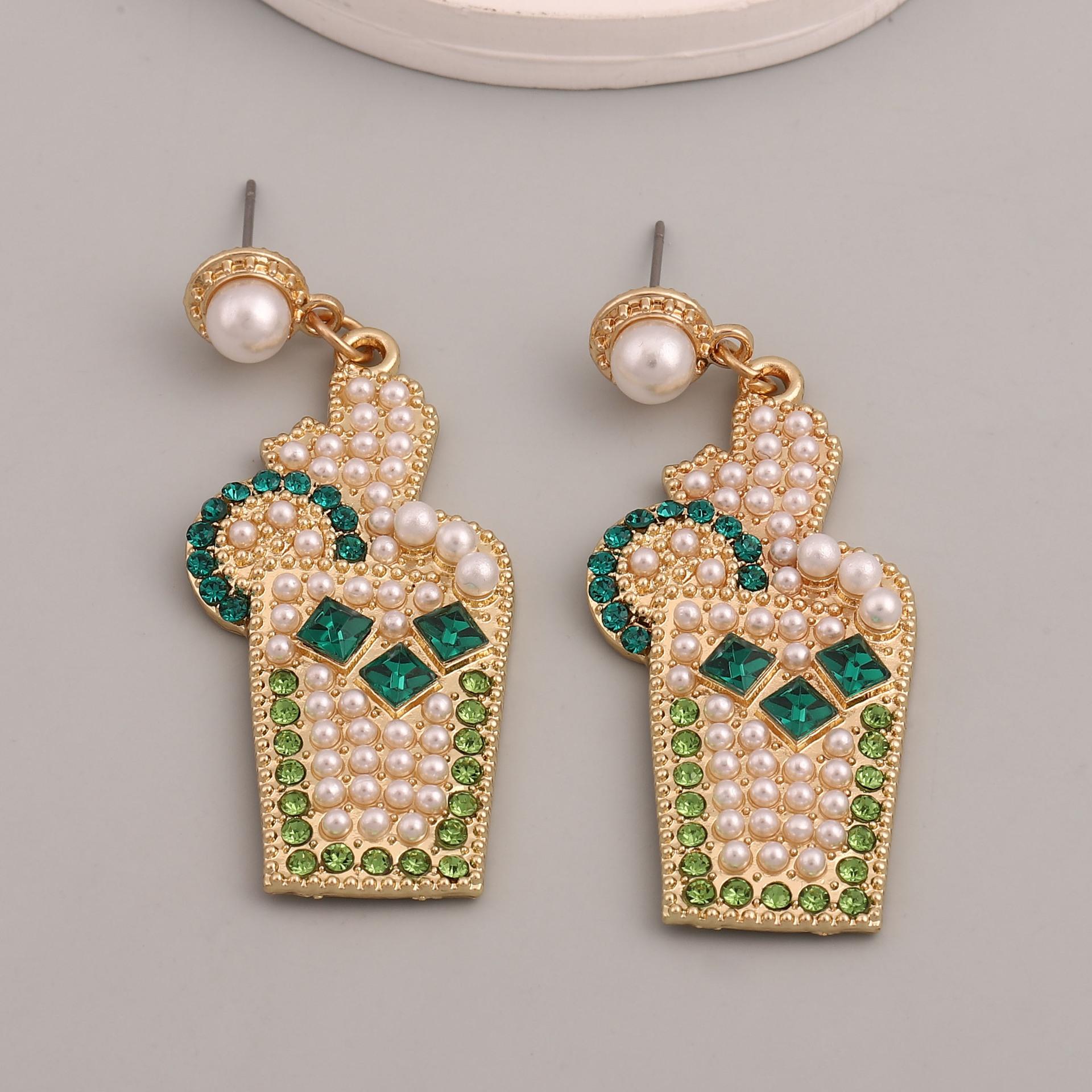 Cross-border European and American style new fashion sweet personality temperament design sense wine bottle alloy diamond earrings pearl earrings
Cross-border European and American style new fashion sweet personality temperament design sense wine bottle alloy diamond earrings pearl earrings